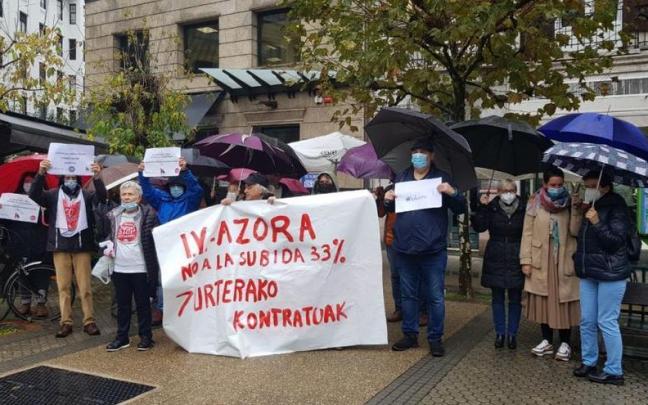Concentración para exigir el cese de presiones del fondo Azora. Concentración para exigir el cese de presiones del fondo Azora.