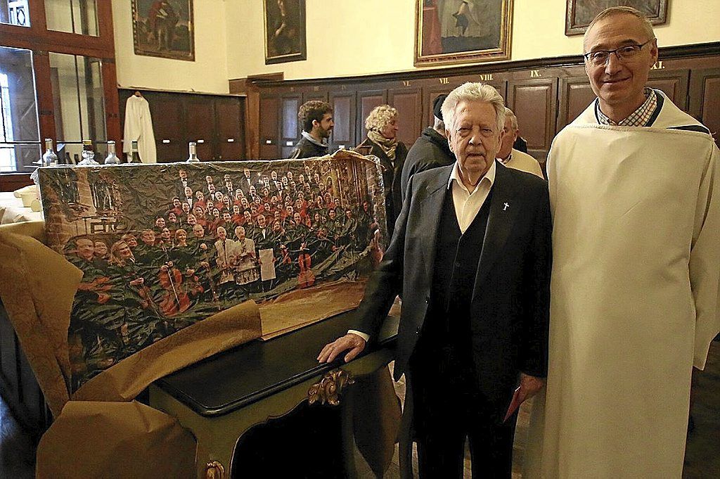 Aurelio Sagaseta posa con su sustituto, Ricardo Zoco, junto a la fotografía que le regalaron ayer. | FOTO: JAVIER BERGASA
