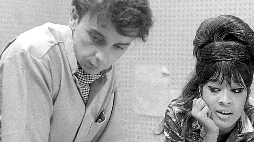 Phil junto su mujer hasta 1972, Ronnie Spector. | FOTO: MOVISTAR PLUS+