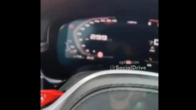 El velocímetro del BMW, marcando 299 km/h. El velocímetro del BMW, marcando 299 km/h.