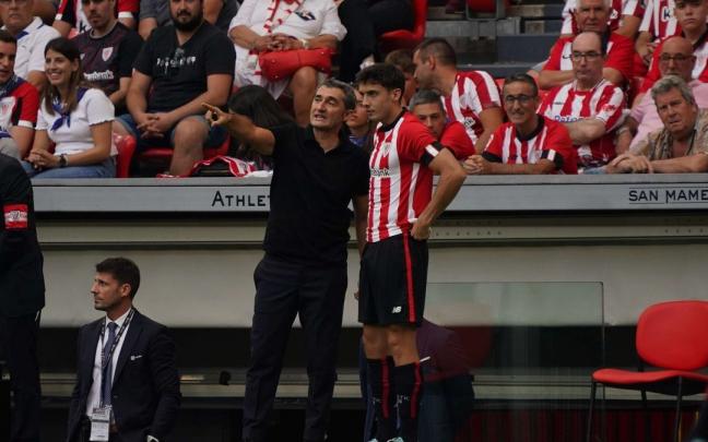 Ernesto Valverde da instrucciones a Zarraga antes de entrar al terreno de juego. Ernesto Valverde da instrucciones a Zarraga antes de entrar al terreno de juego.