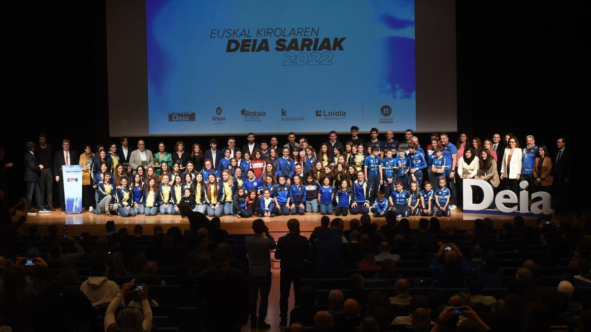 Foto de familia de los Euskal Kirolaren DEIA Sariak celebrados en el Palacio Euskalduna.