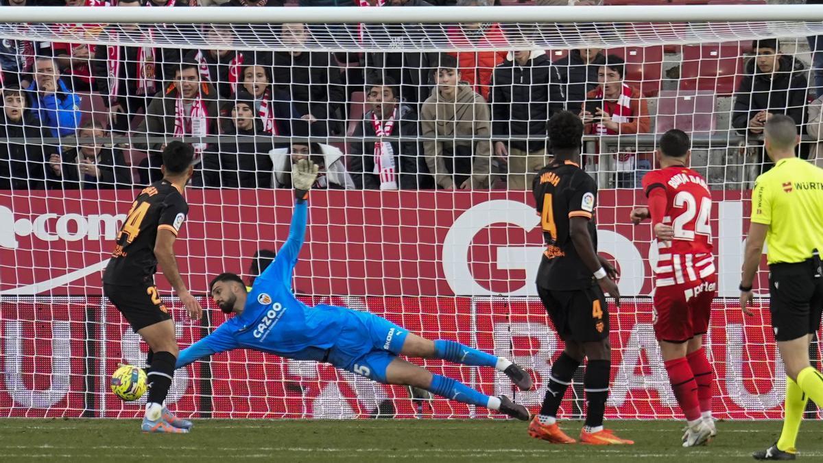 El jugador del Girona FC Borja García (d) marca gol ante el Valencia