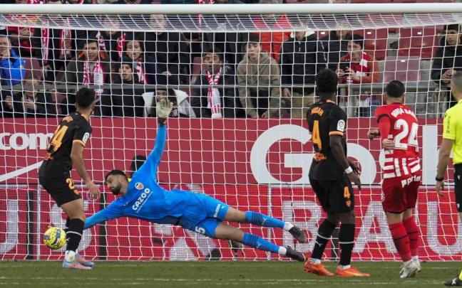 El jugador del Girona FC Borja García (d) marca gol ante el Valencia El jugador del Girona FC Borja García (d) marca gol ante el Valencia