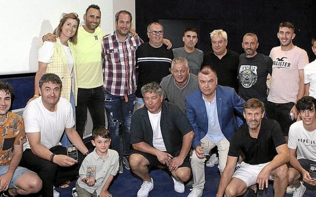 Los distintos entrenadores que han pasado por la Escuela de Fútbol de Castejón posan tras la entrega de los reconocimientos. Los distintos entrenadores que han pasado por la Escuela de Fútbol de Castejón posan tras la entrega de los reconocimientos.