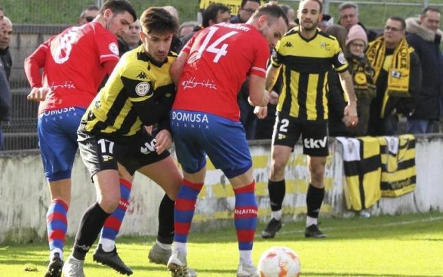 Xabier Naveira, uno de los &uacute;ltimos refuerzos del Portu, en el duelo con el Anaitasuna.