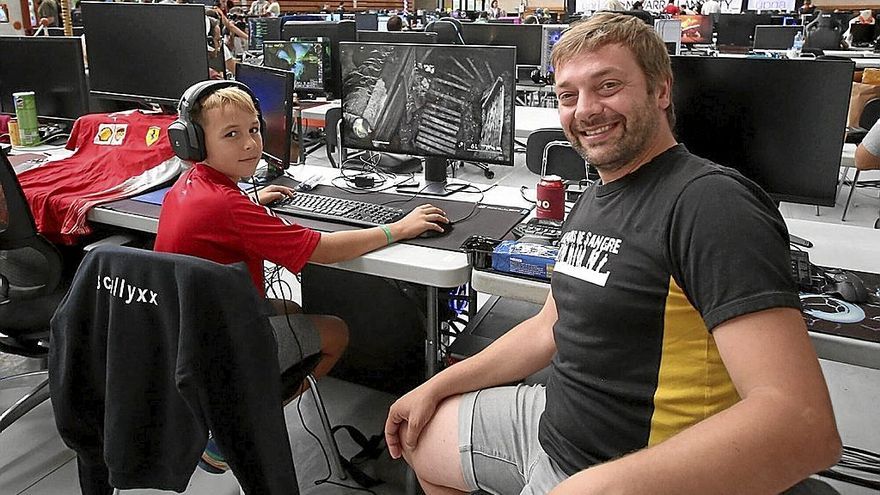 Carlo Spairani (d) y Nicolás Osta, en la Navarra LAN Party.