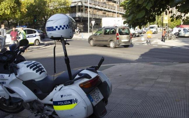 Una moto de la Policía Local, junto al Palacio de Justicia.