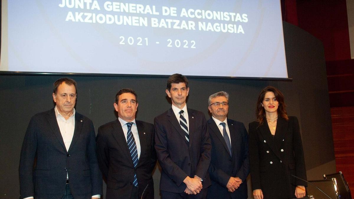 Luis Querejeta, Guillermo Oraá, Alfonso Fernández de Trocóniz, Jesús Vázquez y Blanca Palacios posan antes de la Junta