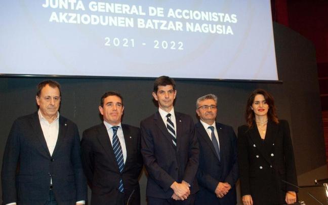 Luis Querejeta, Guillermo Oraá, Alfonso Fernández de Trocóniz, Jesús Vázquez y Blanca Palacios posan antes de la Junta
