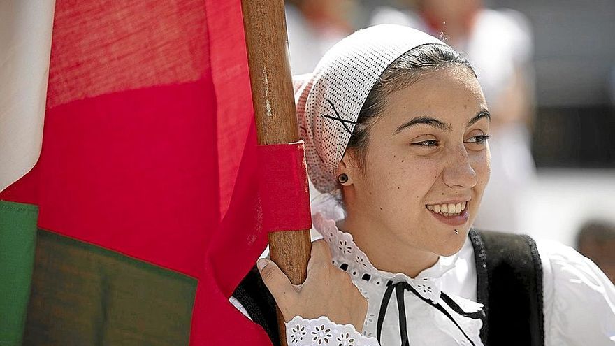 Una dantzari estellesa se toma un respiro para seguir algún detalle de las fiestas.