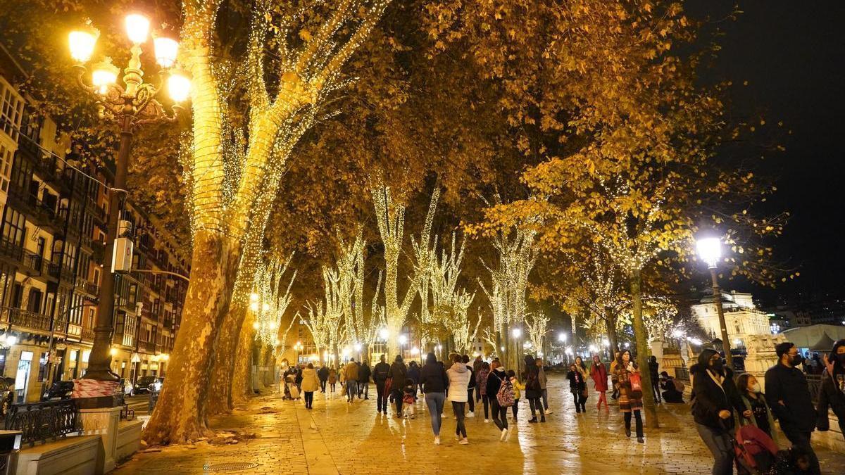 Iluminación navideña en el Paseo de El Arenal bilbaino