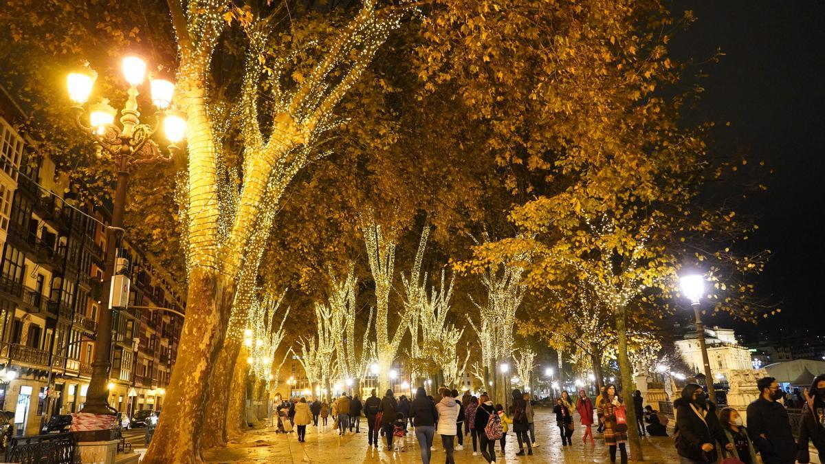 Iluminación navideña en el Paseo de El Arenal bilbaino