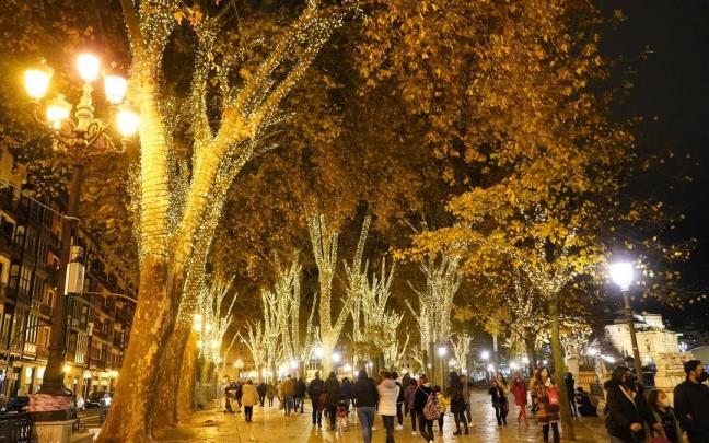 Iluminación navideña en el Paseo de El Arenal bilbaino