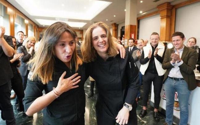 Las dos representantes del Mano Lenta, tras ganar el campeonato