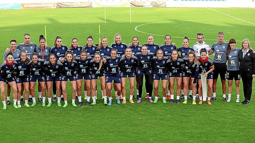 La selección española posa en el campo de San Francisco de Tafalla.