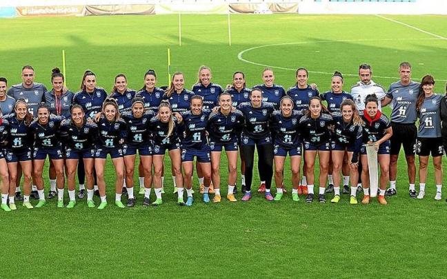 La selecci&oacute;n espa&ntilde;ola posa en el campo de San Francisco de Tafalla.