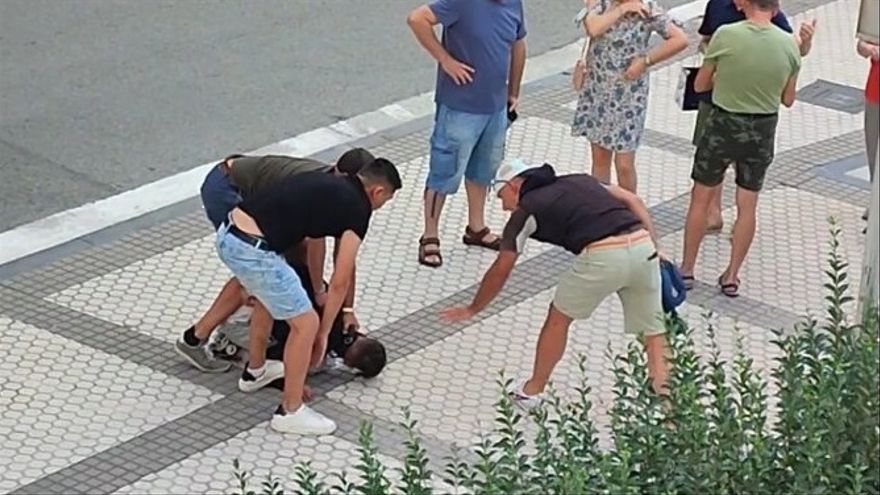 Dos vecinos reducen al presunto ladrón en el barrio donostiarra de Egia.