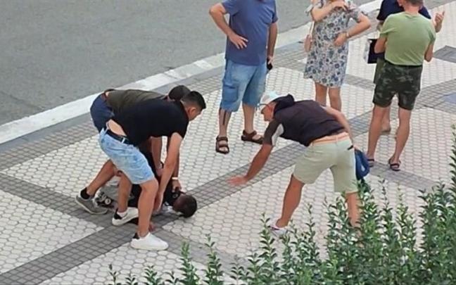 Dos vecinos reducen al presunto ladrón en el barrio donostiarra de Egia. Dos vecinos reducen al presunto ladrón en el barrio donostiarra de Egia.