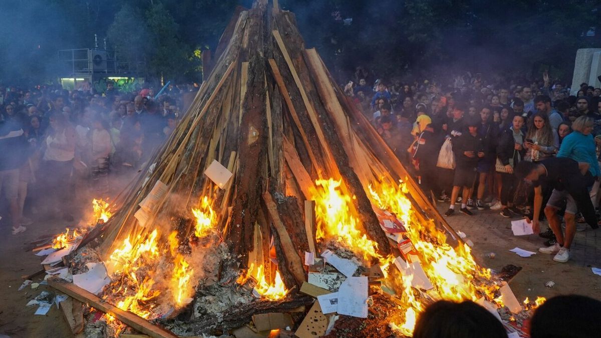 Cientos de vecinos en la hoguera de Judimendi