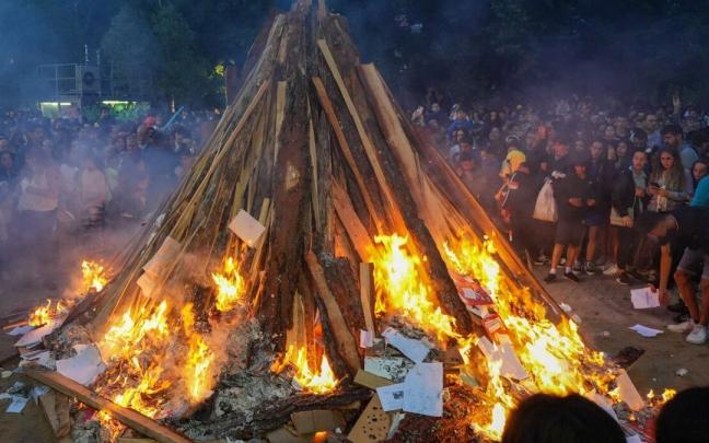 Cientos de vecinos en la hoguera de Judimendi