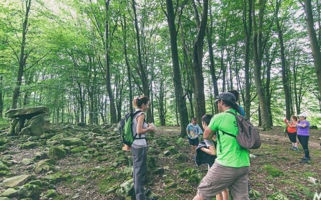 Una familia en el parque de Lau Haizeta de Errenteria, donde se esconde el dolmen de Aitzetako Txabala
