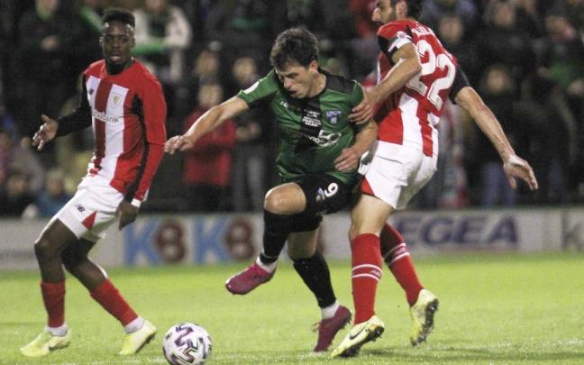 Los rojiblancos Iñaki Williams y Raúl García, en una acción ante Oskar Martín, del Sestao, en la eliminatoria de 2019.