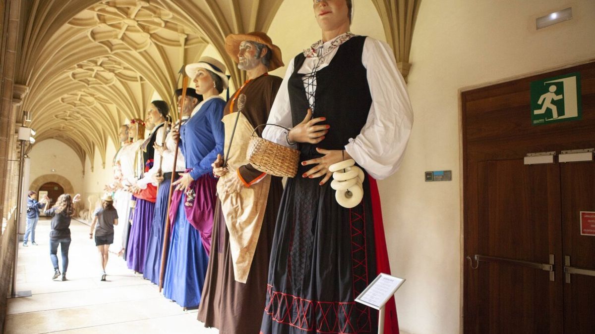 Gigantes expuestos en el claustro de San Telmo.