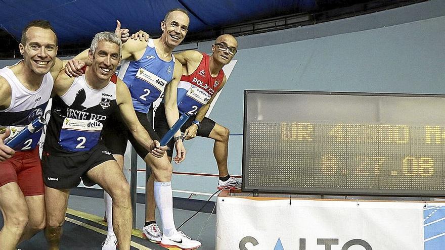 Rubén Barrio, Javier Allende, Sergio Román y Óscar Fernández posan junto al marcador.