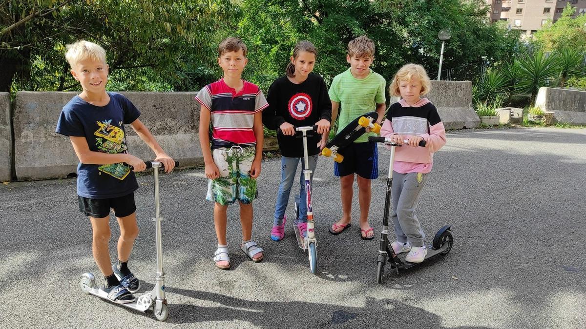 Niños ucranianos, disfrutando con los patinetes que les han regalado en Muskiz.