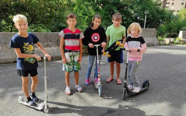 Niños ucranianos, disfrutando con los patinetes que les han regalado en Muskiz. Niños ucranianos, disfrutando con los patinetes que les han regalado en Muskiz.