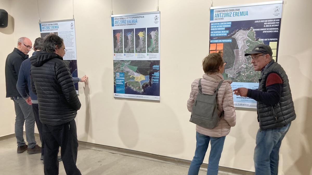 Antzoriz eremuaren gainean lekeitiarren aportazioak jasotzeko erakusketa.