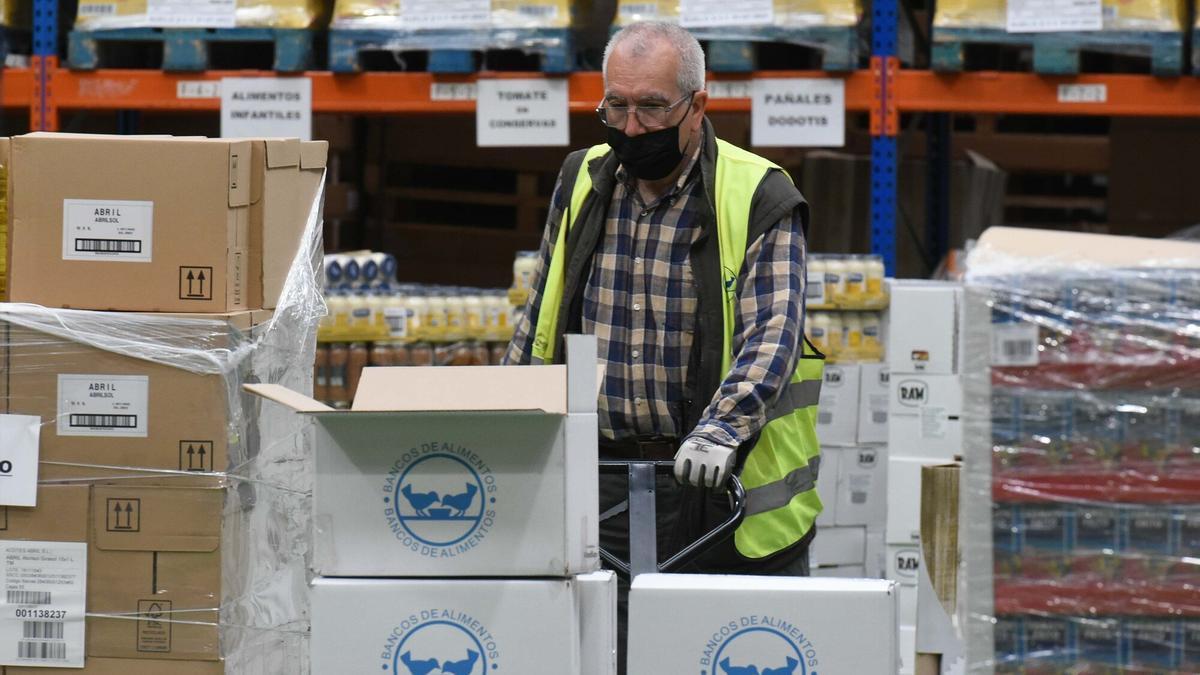 Un voluntario trabajando en un almacén del Banco de Alimentos de Bizkaia durante la campaña de 2021.