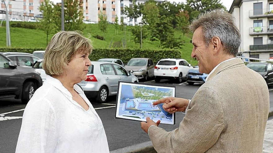 Lourdes Larraza e Iridoy, frente al aparcamiento de Belartza, con un fotomontaje del proyecto. | FOTO: N.G.