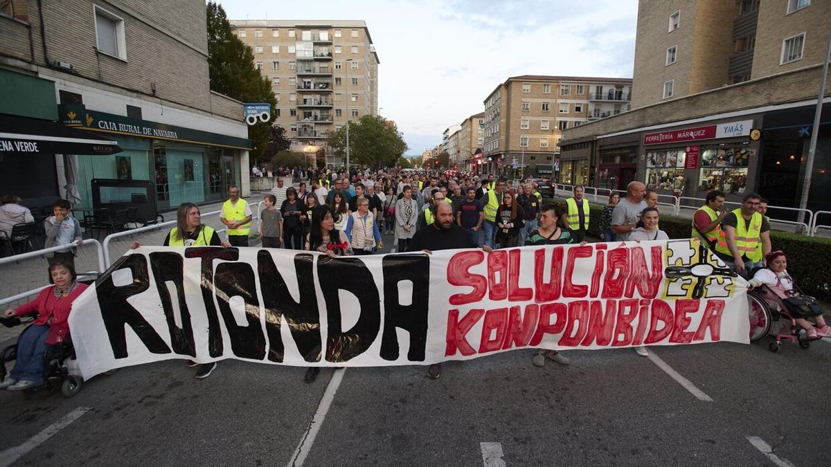 Manifestación vecinal contra la decisión del Ayuntamiento de no soterrar la rotonda de la avenida San Jorge con avenida Navarra.