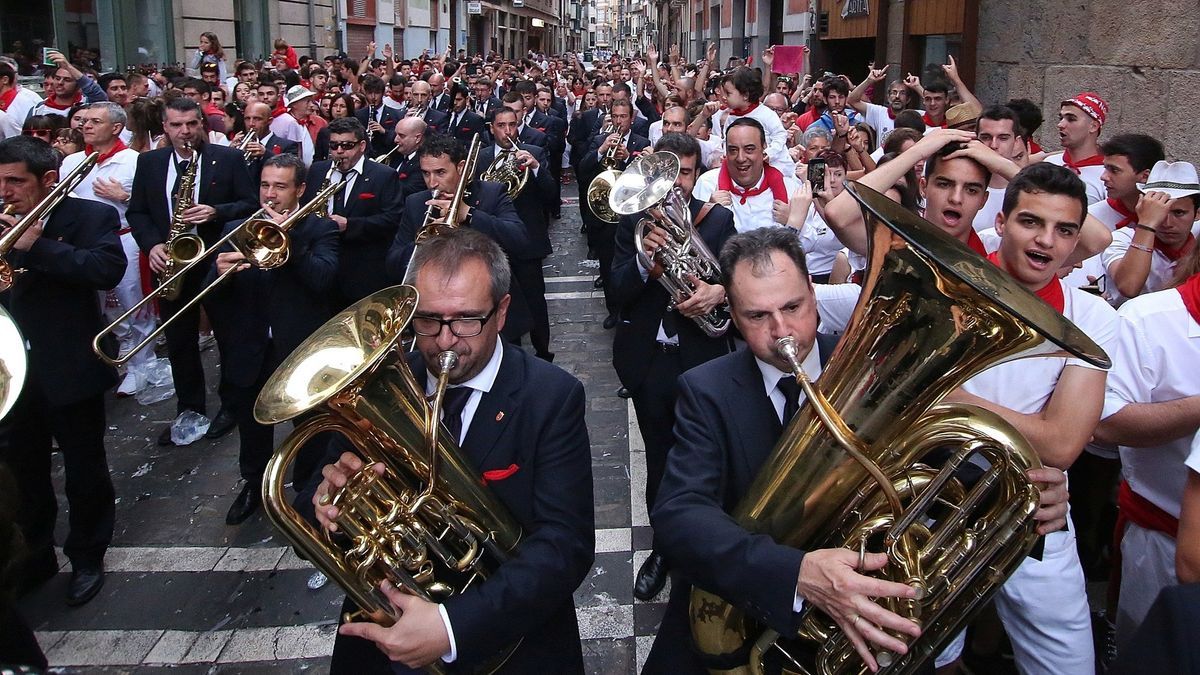 Miembros de La Pamplonesa tocando durante las dianas.
