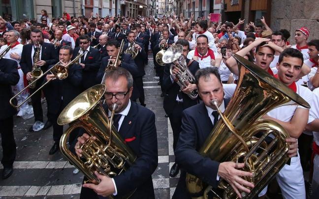 Miembros de La Pamplonesa tocando durante las dianas. Miembros de La Pamplonesa tocando durante las dianas.