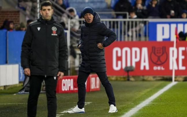 Luis Garc&iacute;a protesta una de las controvertidas decisiones del equipo arbitral