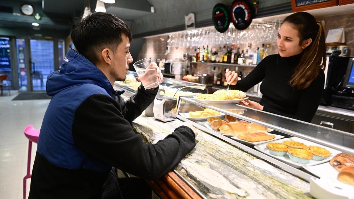Un cliente del Café Lago del Casco Viejo bebe un vaso de agua en la barra
