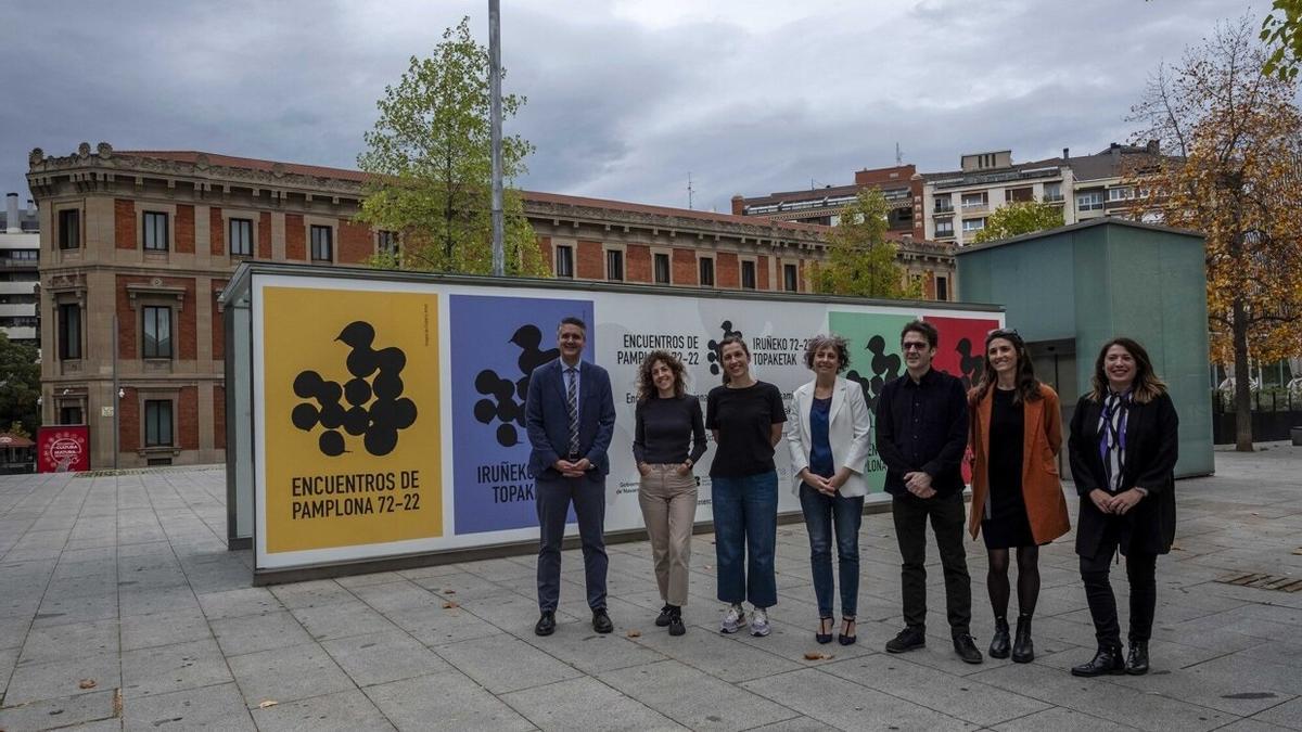 La consejera Esnaola (centro) junto a otros responsables del equipo de comisariado de los Encuentros, antes de la presentación del balance.