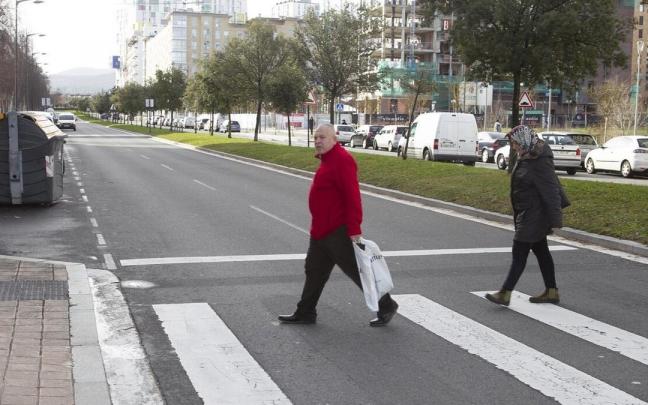 Dos personas, ajenas a la informaci&oacute;n, cruzan por un paso de cebra de la Avenida Reina Sof&iacute;a