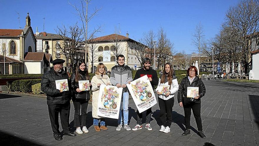 Representantes de varias entidades que participan en el programa de Carnaval, ayer en Irun. | FOTO: N.G.