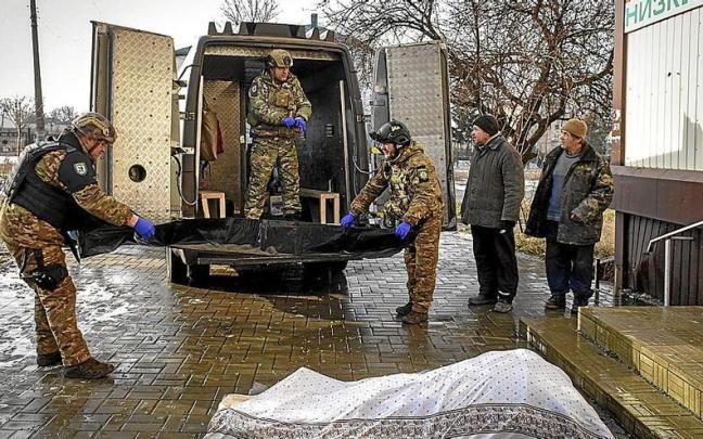 Soldados ucranianos transportan cadávares tras los combates en Bajmut, enclave asediado por las tropas rusas. | FOTO: EFE Soldados ucranianos transportan cadávares tras los combates en Bajmut, enclave asediado por las tropas rusas. | FOTO: EFE