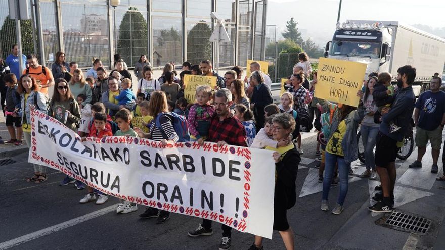 Las familias han cortado este martes la carretera que pasan por delante de Pagasarribide Eskola