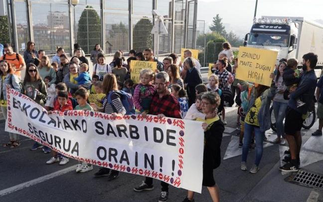 Las familias han cortado este martes la carretera que pasan por delante de Pagasarribide Eskola Las familias han cortado este martes la carretera que pasan por delante de Pagasarribide Eskola