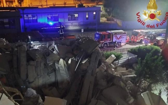Bomberos de Cagliari (Italia) inspeccionan la zona tras el derrumbe del Aula Magna de la universidad de la ciudad. Bomberos de Cagliari (Italia) inspeccionan la zona tras el derrumbe del Aula Magna de la universidad de la ciudad.