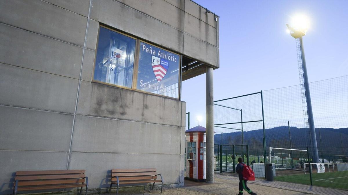Imagen del exterior del campo Benjamín Martínez, feudo de la Peña Athletic