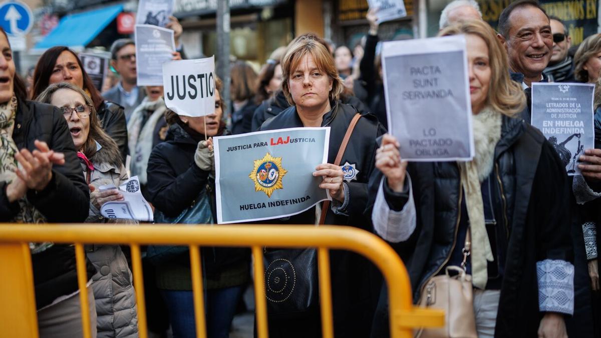 Protesta de los letrados de justicia, antes de la reunión con el Ministerio español.