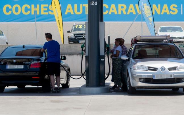 El coste de la gasolina desciende un 0,8 % en los últimos siete días tras caer por segunda semana consecutiva El coste de la gasolina desciende un 0,8 % en los últimos siete días tras caer por segunda semana consecutiva