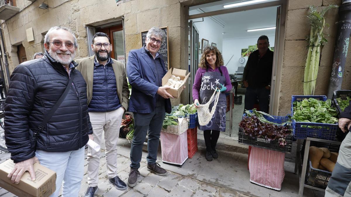 El presidente de la Mancomunidad de Mairaga, Jorge Bacaicoa; el director general de Administración Local y Despoblación, Jesús Mª Rodríguez; y el gerente del Consorcio de Residuos de Navarra, Fernando Mendoza, reparten mal